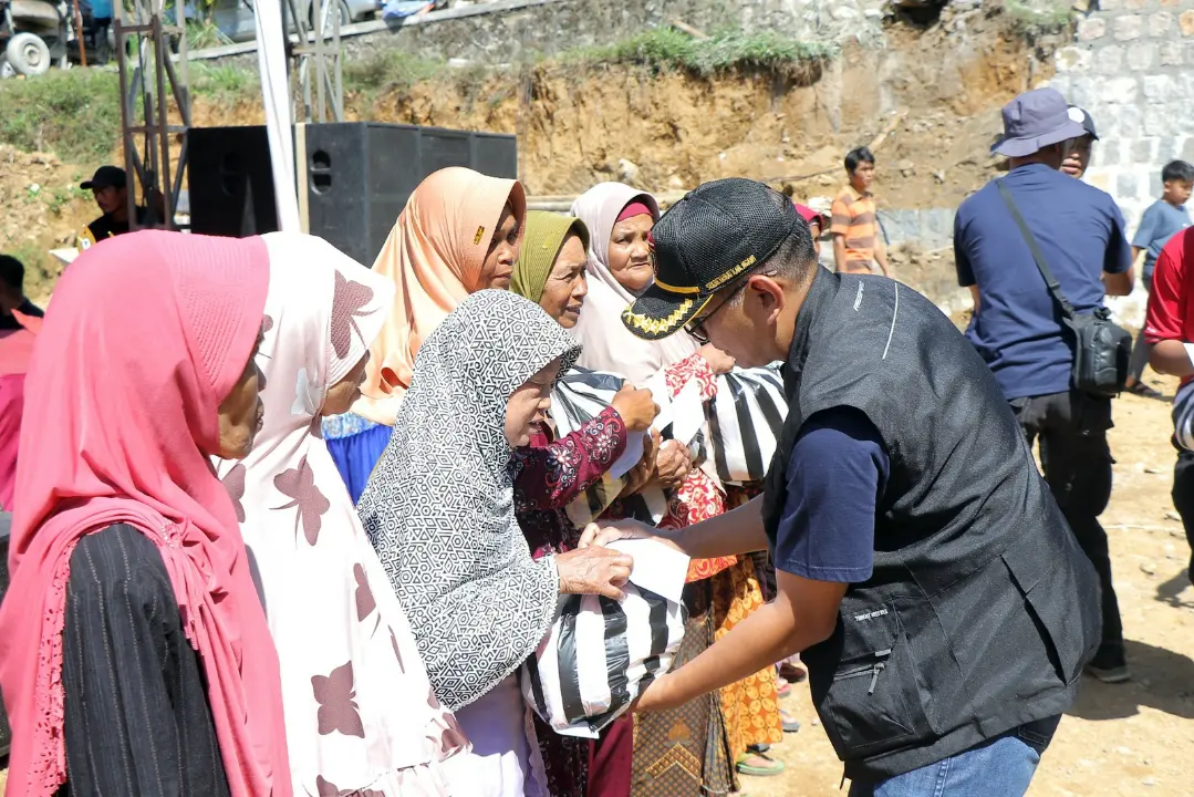 BAZNAS Ngawi berikan  Santunan Anak Yatim dan Dhuafa dalam Kontes Kambing PE Kaligesing Piala Bupati Ngawi 2024