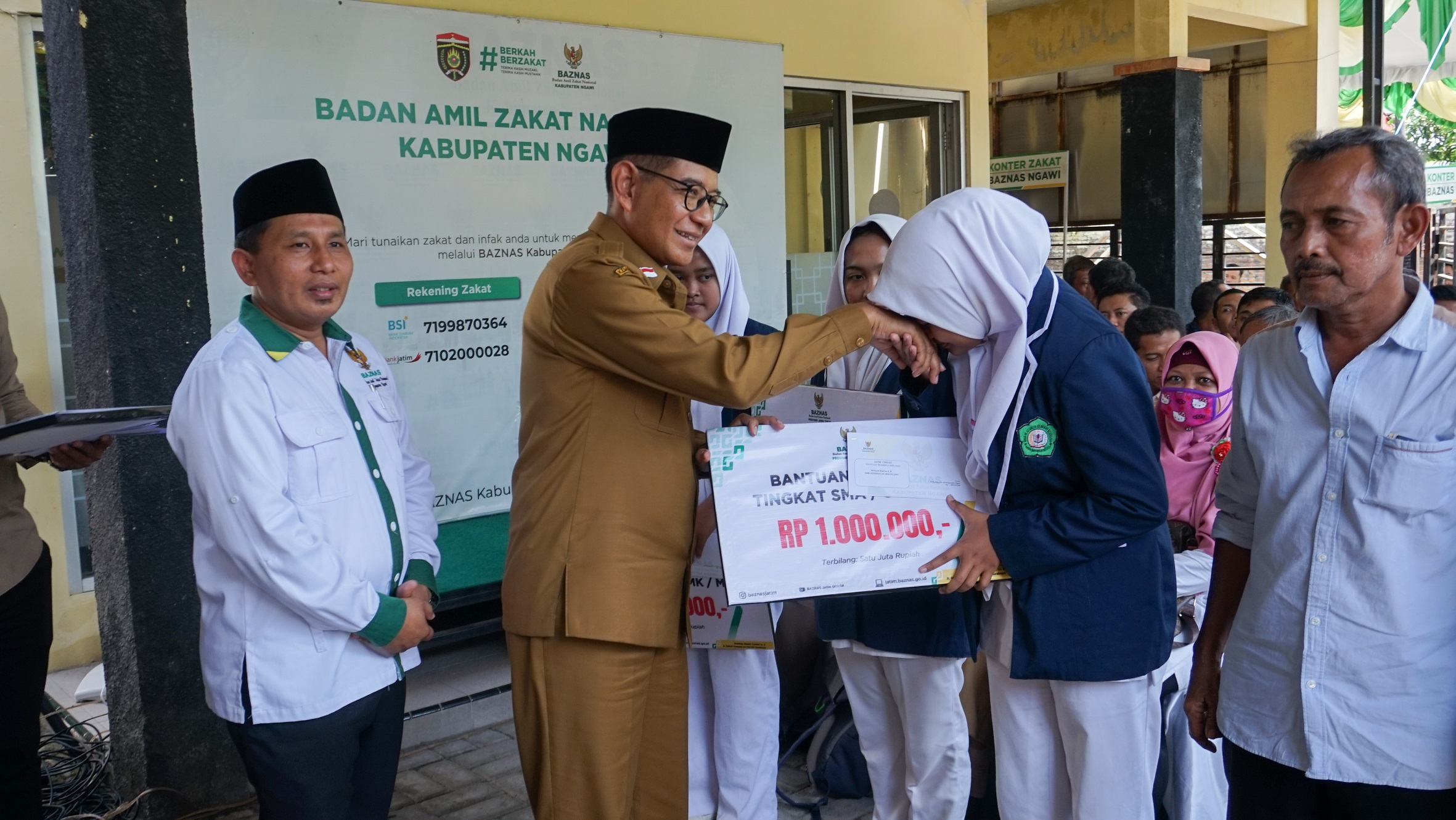 Baznas Ngawi dan Baznas Propinsi Jawa Timur Salurkan Beasiswa SMK/SMA