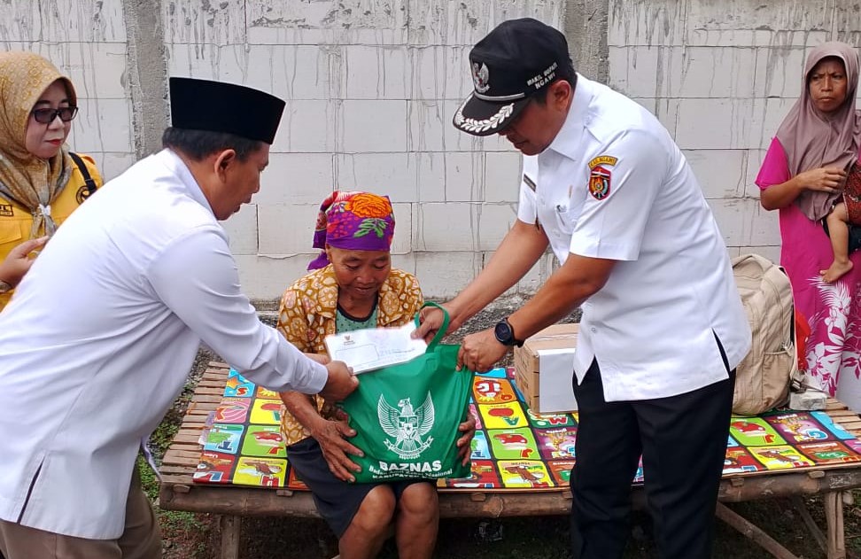 Rumah Roboh, Wakil Bupati dan BAZNAS Ngawi Ulurkan Tangan untuk Mbah Sawi di Desa Semen
